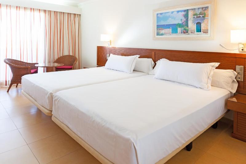 Double or Twin Room (2 Adults + 1 Child) image 4