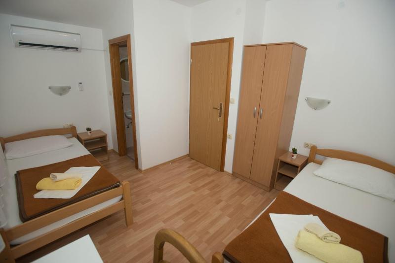 Twin Room with Bathroom image 4