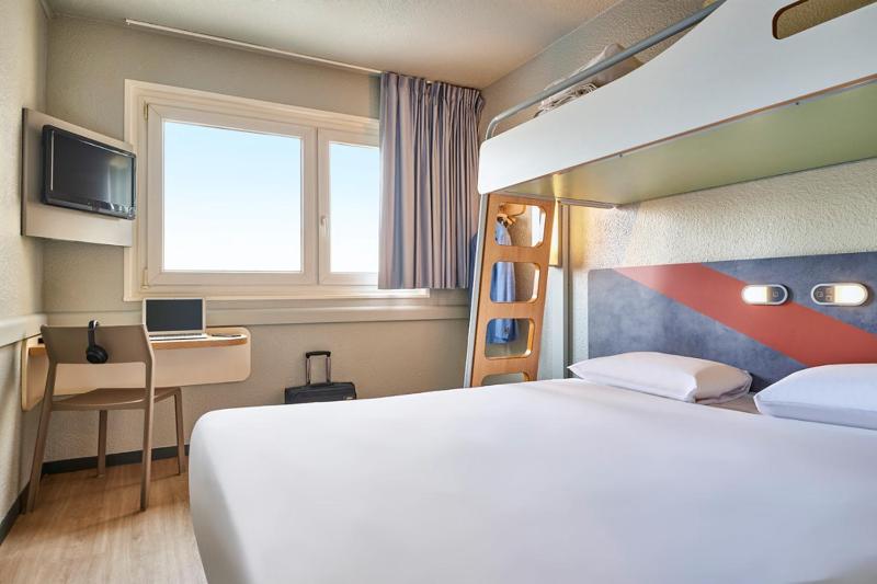 Triple Room with One Double and One Bunk Bed image 3