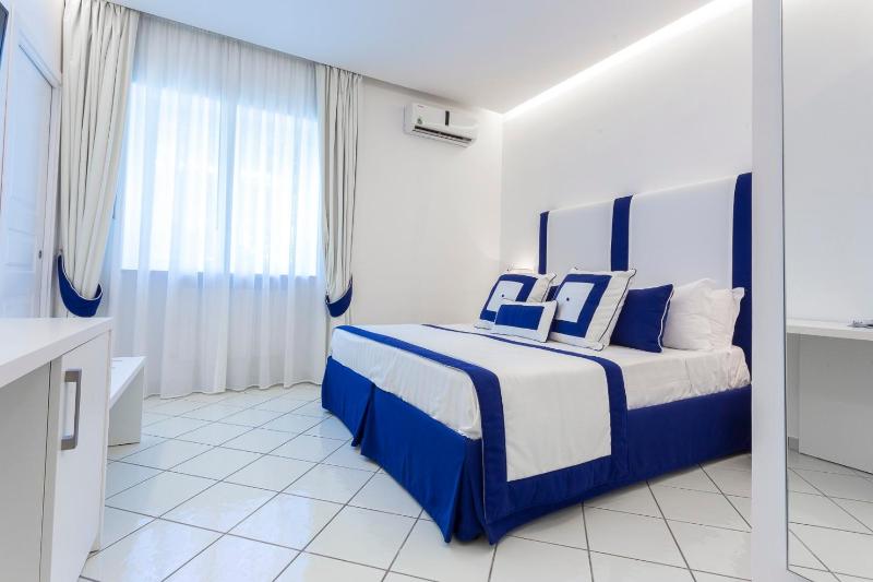 Double Room image 3