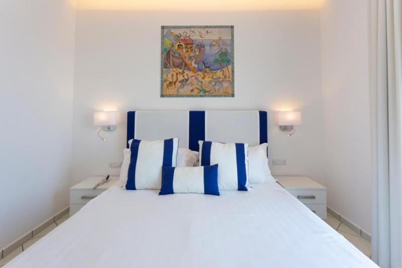 Double Room with Sea View image 3