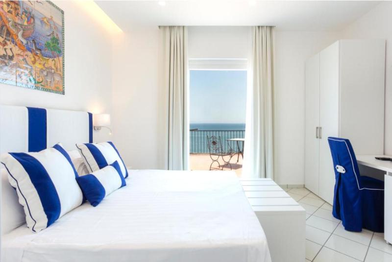 Double Room with Sea View image 1