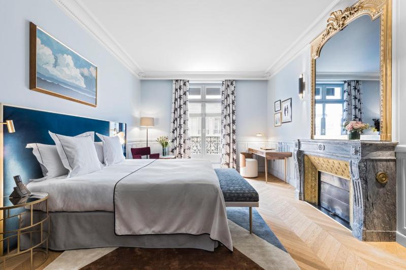 Deluxe Room with Balcony image 2
