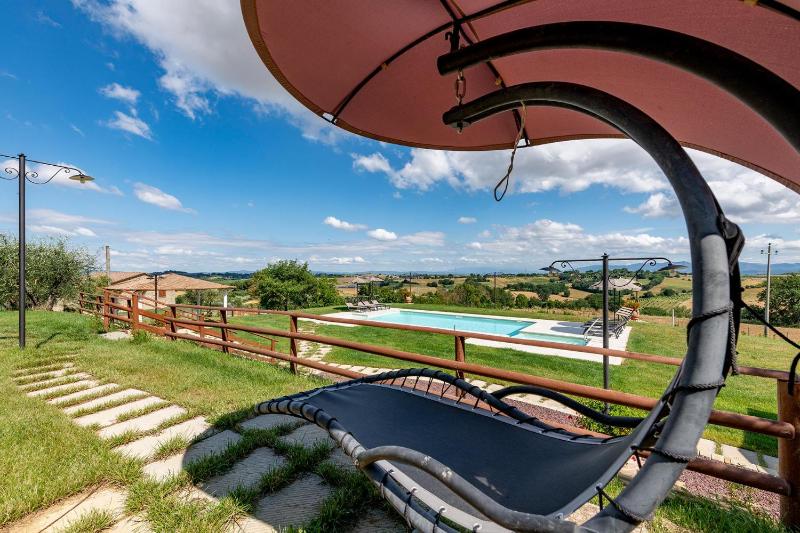 Farmhouse in Tuscany with Pool and Hill Views - image 15