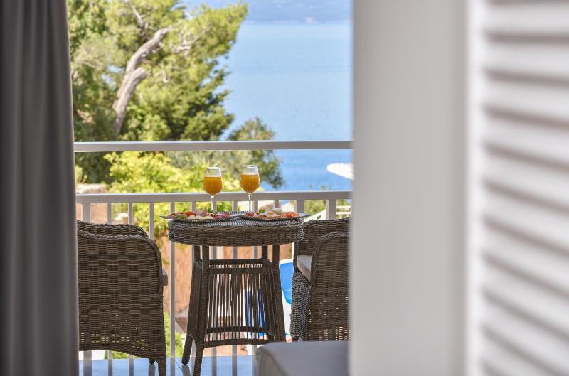 Double or Twin Room with Partial Sea View image 2