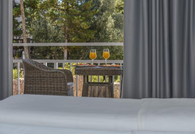 Double or Twin Room with Balcony image 3