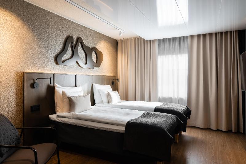 Standard Twin Room with Sofa image 4