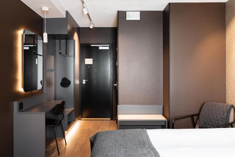 Standard Twin Room with Sofa image 1