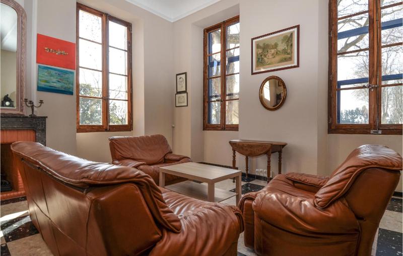2 Bedroom Beautiful Home In Avignon - image 29