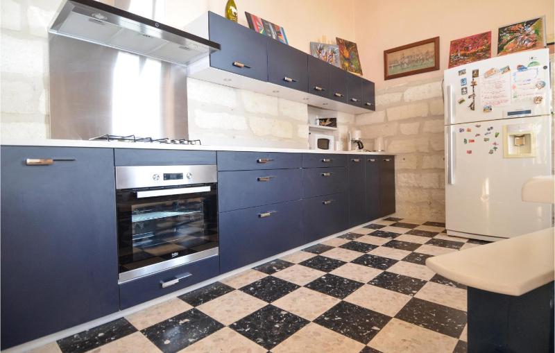 2 Bedroom Beautiful Home In Avignon - image 14