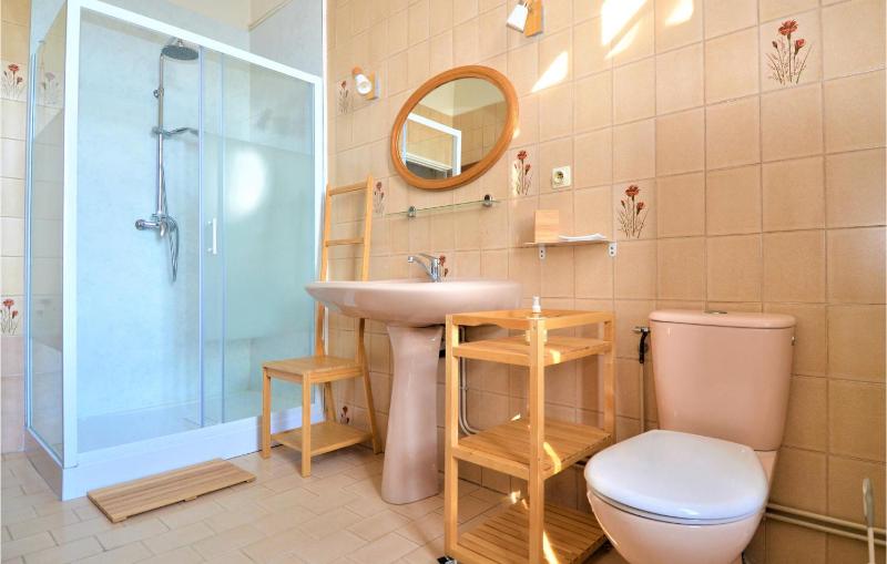 2 Bedroom Beautiful Home In Avignon - image 18