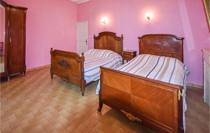 2 Bedroom Beautiful Home In Avignon - image 25