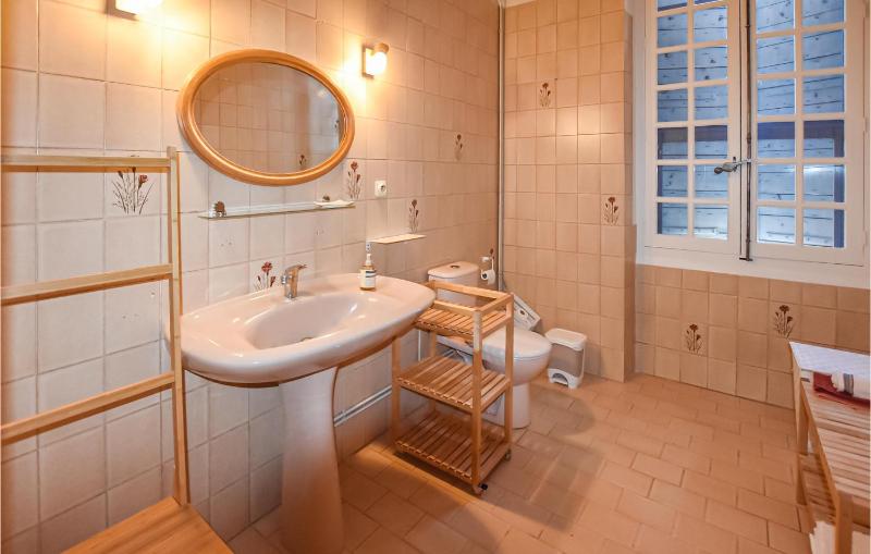 2 Bedroom Beautiful Home In Avignon - image 26