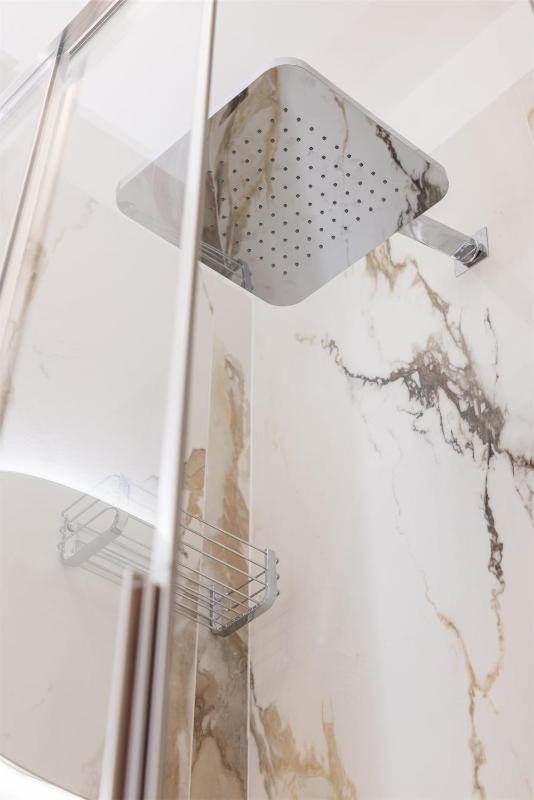 Basic Double Room image 3