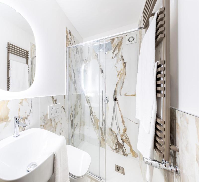 Basic Double Room image 2