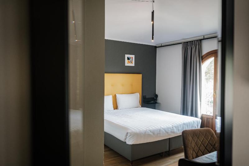 Classic Double or Twin Room image 3