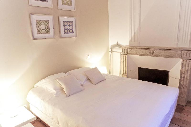 One-Bedroom Apartment image 4
