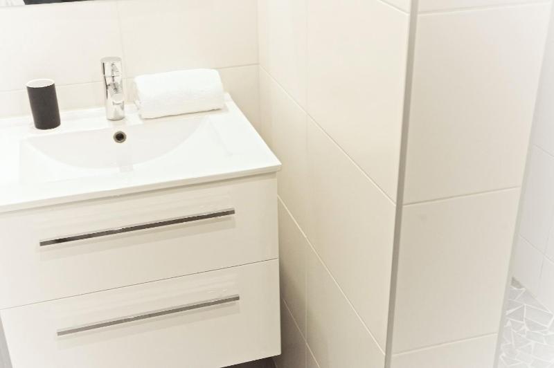 One-Bedroom Apartment image 2