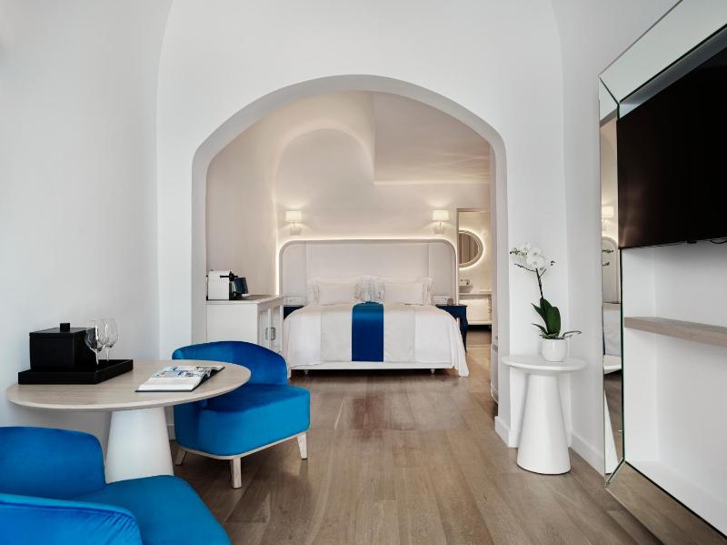 Junior Suite with Caldera View image 1