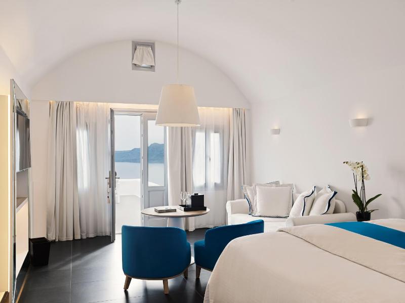 Honeymoon Suite with Open Air Jetted Tub & Caldera View image 3