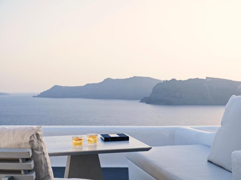 Superior Suite with Caldera View image 4