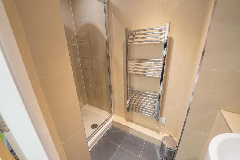 Twin Room image 4