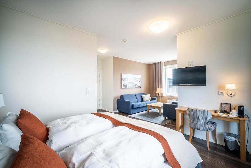 Deluxe Double Room with Sea View image 2