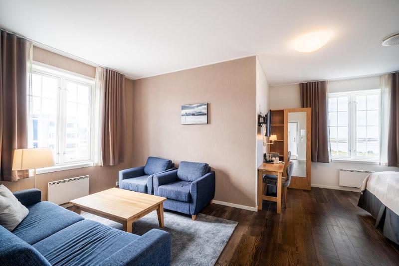 Deluxe Double Room with Sea View image 3