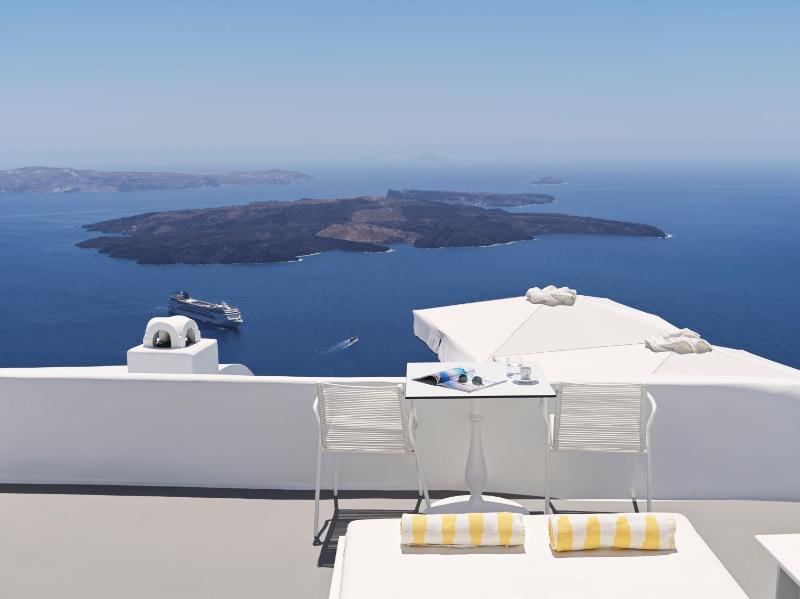 Junior Suite with Caldera View image 3