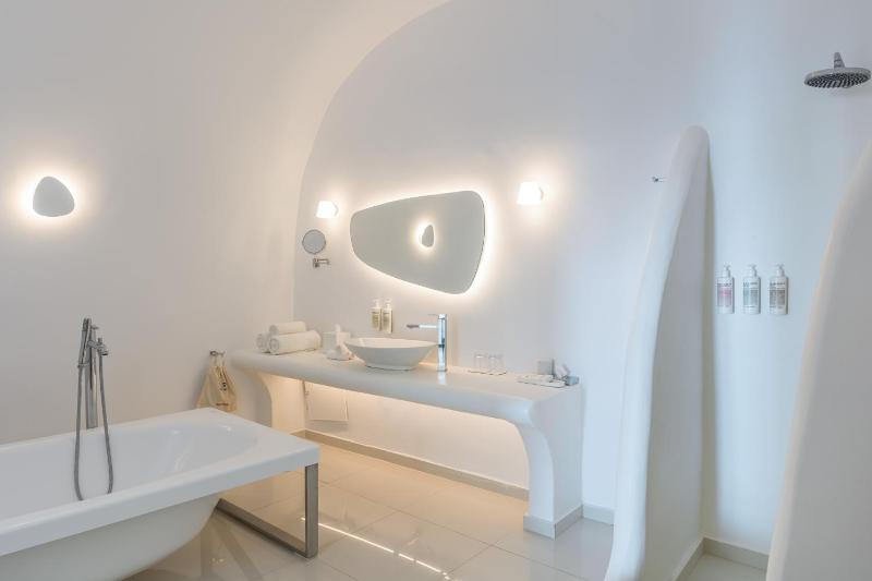 Honeymoon Jetted Tub Suite  image 4