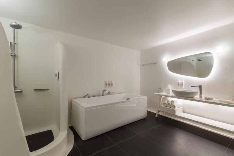 Chromata Pool Suite with Infinity Pool image 3