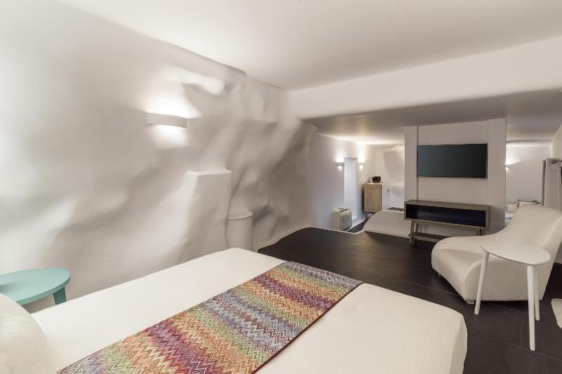 Chromata Pool Suite with Infinity Pool image 2