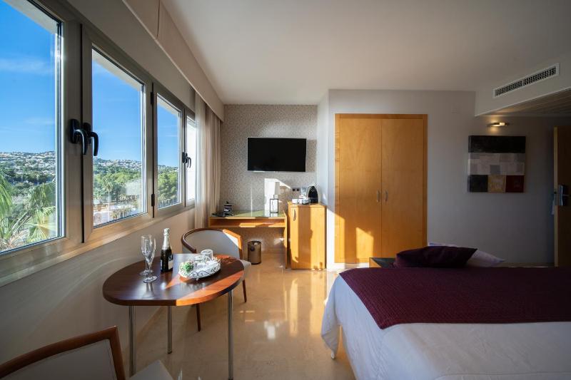 Double Room with Sea View image 2