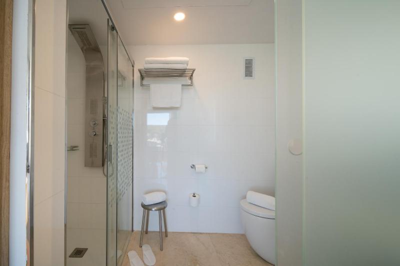 Deluxe Double Room with Balcony and Sea View image 4
