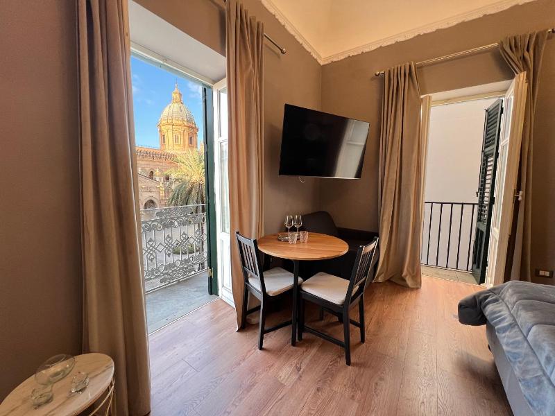 Suite with Balcony image 3