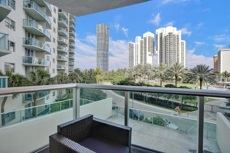 One-Bedroom Apartment with Sea View image 4