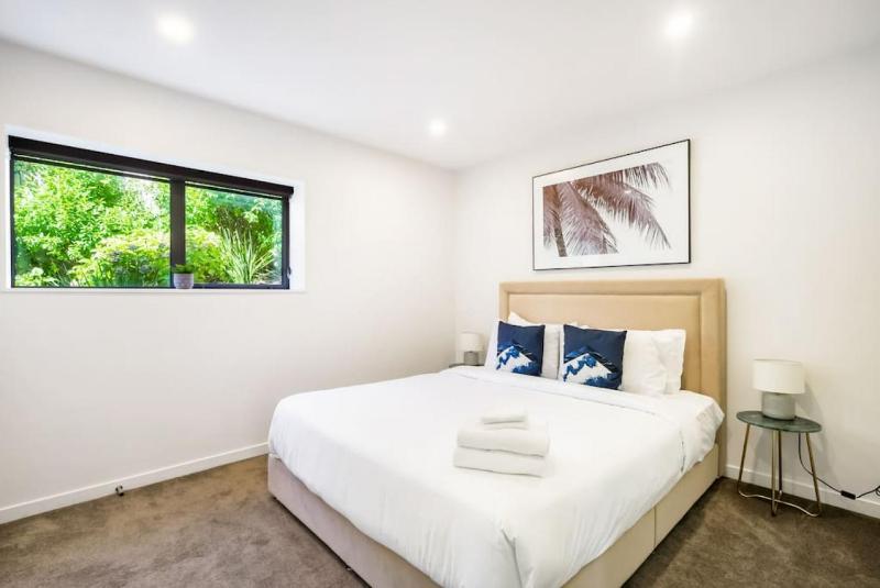 Forest View Apartment with Parking and Garden - image 8