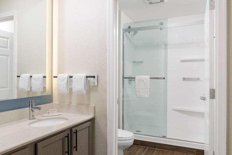 2 Bedroom Suite image 3