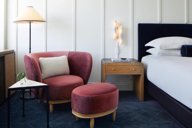 Premium King Room with City View image 3