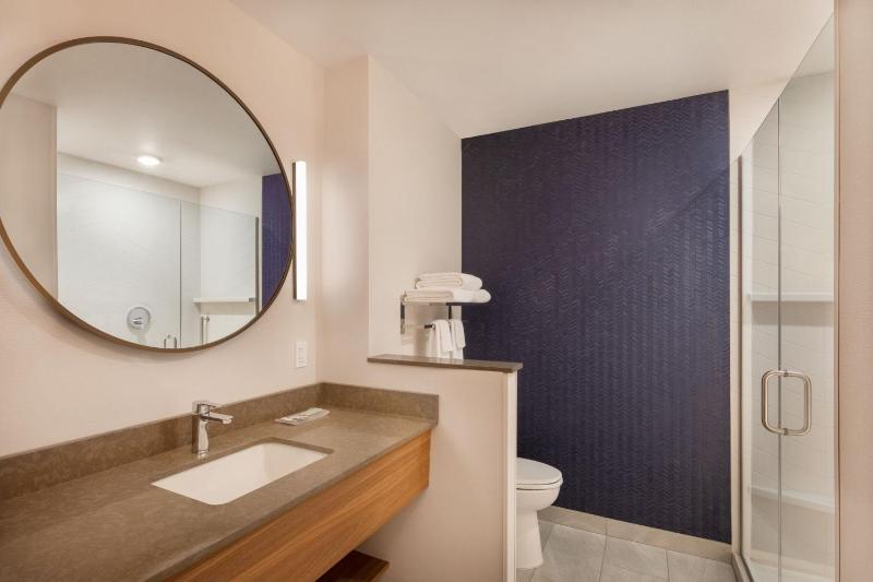 Guest Room, 1 King image 4