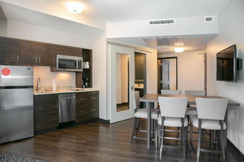 1 Bedroom Suite, 1 King, City view, Balcony image 4