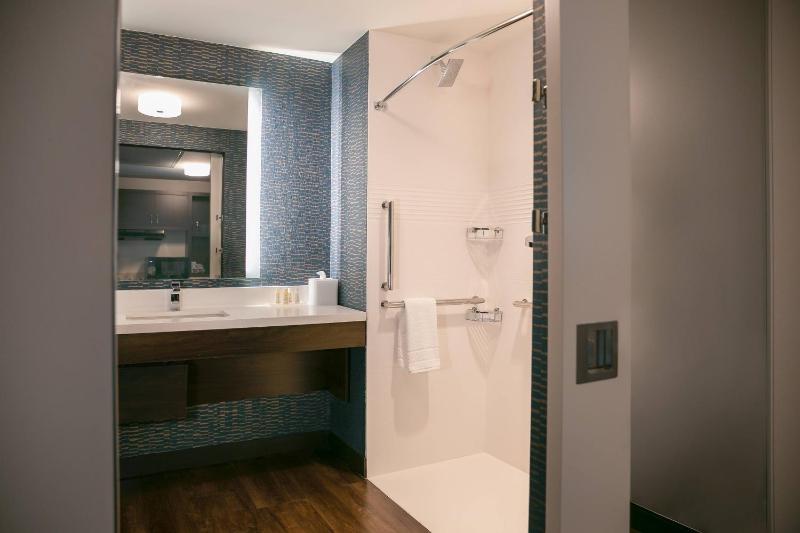 1 Bedroom Suite, 1 King, City view, Balcony image 2