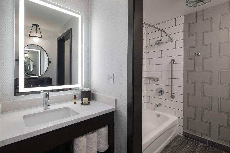 Guest Room, 1 King image 2