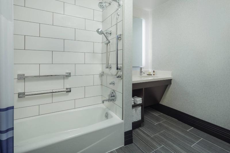 Guest Room, 1 King image 4