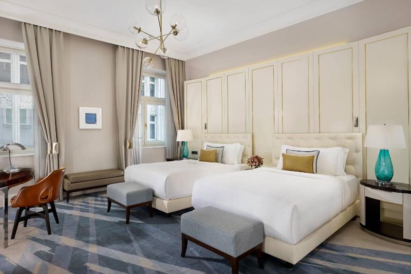 Deluxe Twin Room image 4
