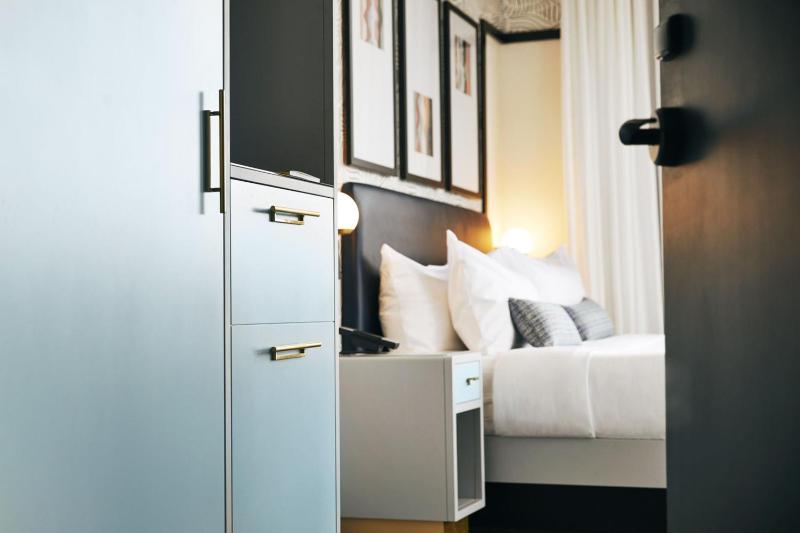 Standard King Room image 4