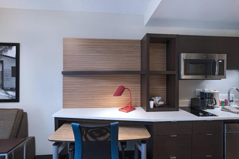 1 Bedroom Suite, 1 Queen, Sofa bed image 4