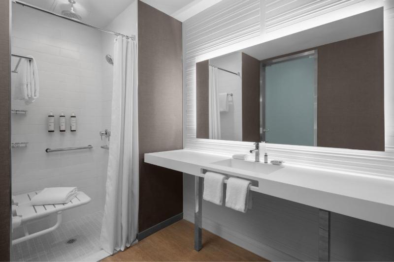 Guest Room with 2 King Bed, Pool View image 4
