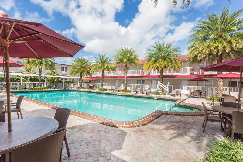 Deluxe King Room with Pool View - Non-Smoking image 2