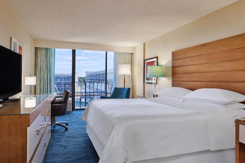 King Room with Balcony and Pool View image 3